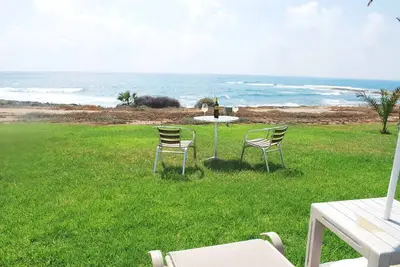 Villa en front de mer, piscine privée chauffée, emplacement exceptionnel Paphos 323