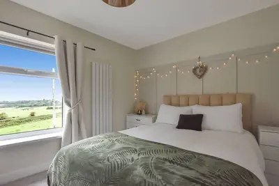 Image de A spacious, comfortable home with stunning farmland views