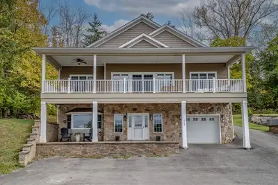 Image de On Cloud Wine: lake home on Keuka Lake`s east side, private beachfront