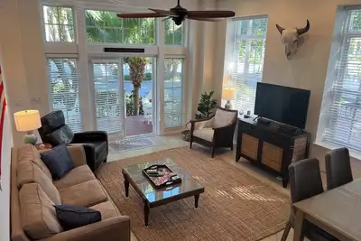 Image de Truman Annex end-unit home, private outdoor spaces, pool, close to Duval & beach