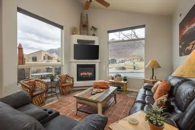 Image de Close to Town & Trails | Pool & Private Hot Tub