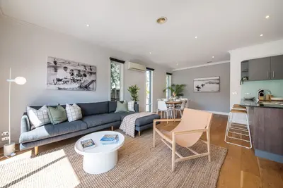 Image de Entire 4 Bed 2 Bathroom home with Garden and Parking. 15 Min walk to beach!