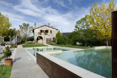 Image de Appartamento in Casale che si Fonde con il Giardino e Piscina con Idromassaggio