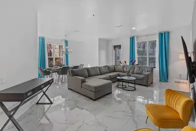 Image de Large ground floor condo, next to pool and gym!