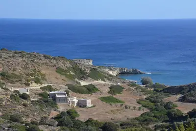Image de Villa unique en bord de mer dans une petite vallée de la côte sud de l'île