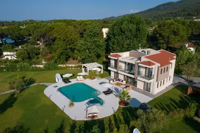 Beachfront villa in Vourvourou, Halkidiki with private pool, ideal for families.