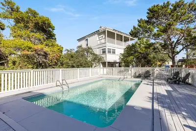 Image de Mystic Cottage | Pool + Bikes + Easy Beach Access