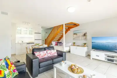 Image de Nelson Bay Breeze Apartment, 29, 1 Trafalgar Street - Air conditioned unit with Linen supplied, complex pool and spa
