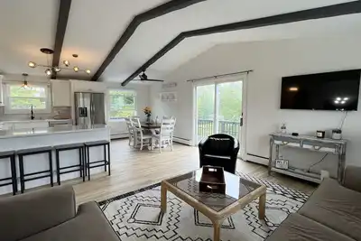 Image de 10-min walk to Sk Town Beach/4 bed 2-bath home in Blackberry Hills neighborhood