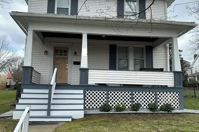 Image de Large home, walk to center of town, historic attractions and specialty shopping!