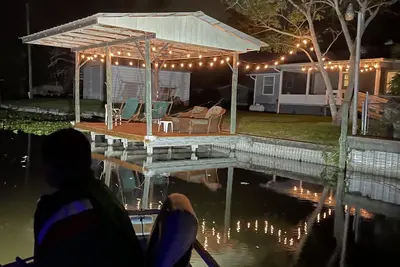 Image de Water view Home with Dock on Canal with access to Lake!
