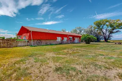 Image de Large home with western-theme, wood-burning fireplace- dog-friendly