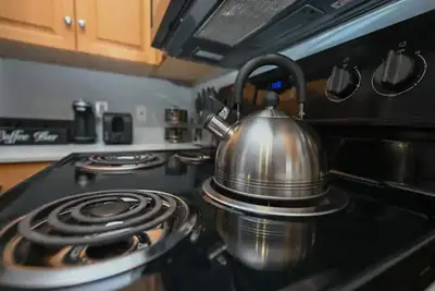 Image de Arcade Loft: King Bed, Free K-Cups & Fun! \n