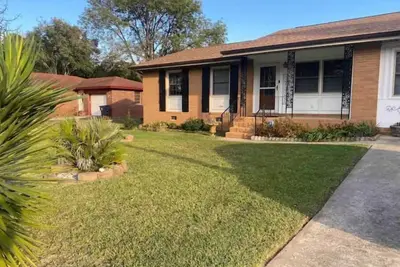Image de Visiting family need space? Enjoy our spacious & serene abode. Plenty of space!