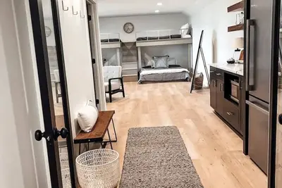 Image de Studio Loft great location just off Hwy 20.