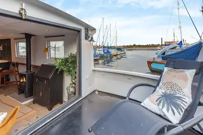 Image de Widebeam steel barge on the river in the historic town of Maldon, with amenities on the doorstep.