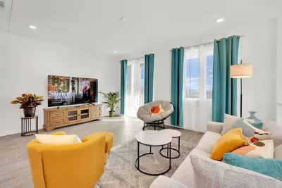 Image de Brand New 5br\/3ba Spacious 3-Story Home 16 Sleep 1st & 3rd Fl Dual MasterBedroom