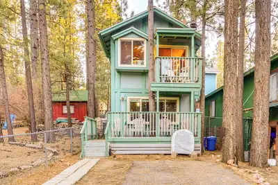 Image de Near Skiing & Hiking: Dog-Friendly Big Bear Cabin