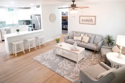 Image de \nNewly Renovated & Spacious 3br Family-Friendly Home by Downtown & Beach
