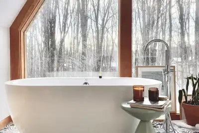 Image de A-frame with beautiful soaker tub over looking the trees\n