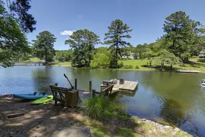 Image de Hilton Lake Getaway w/ Hot Tub & Two Fire Pits