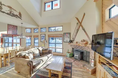 Image de Mammoth Lakes Condo - Steps to Ski Lift!