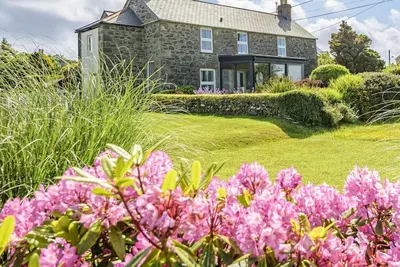 Image de Perfect family house with sea views and large garden.