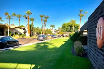 Image de Oldtown Scottsdale Mid-Century Courtyard Lifestyle
