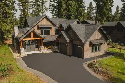 Image de New modern home on Prospector. Heart of Suncadia sleeps 14 with hot tub
