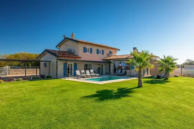 Image de Belle maison Ă Maruzini avec sauna