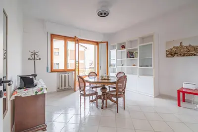 Image de Comfy Flat Steps Away from Siena Station!