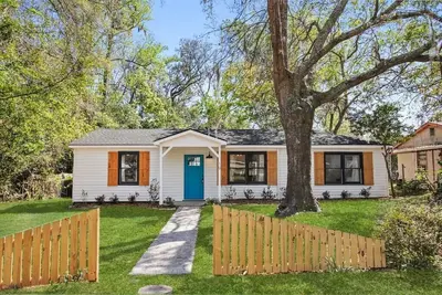 Image de \nFarmhouse Haven with Firepit, Grill, and HammocK