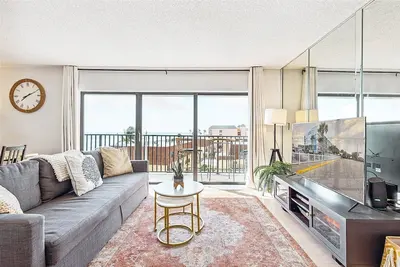 Image de Luxury Oceanfront Getaway on the Top Floor Penthouse Corner Unit Steps from the Beach