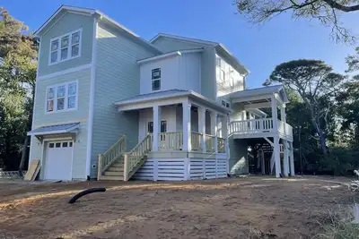 Image de This brand new house has it all! Only 2 minute walk to the beach.