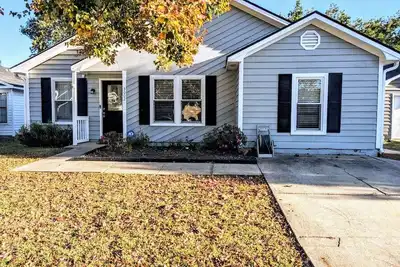 Image de Comfy, Cozy, & Chic! - 3bed 2bath home in Jacksonville, Nc