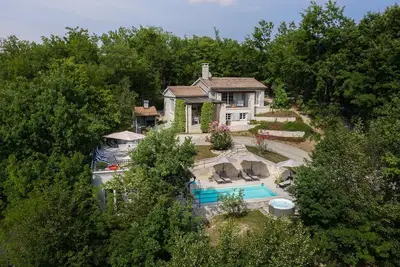 Image de Belle maison Ă Pican avec sauna