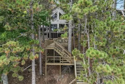 Image de Updated, Tranquil Retreat on Round Lake - 3 Bed, 3 Bath with Sleeping Loft