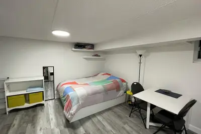 Image de Studio basement unit in quiet area, minutes from downtown Mississauga.