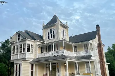 Image de Take a trip back in time and stay at the Larissa House Inn!