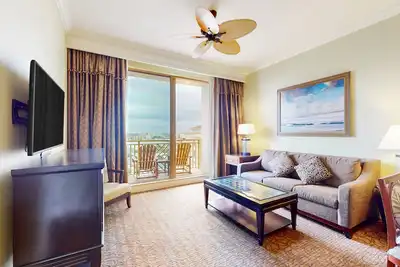 Image de City View condo with beach access, pools, hot tub, gym, Ac, & W/D