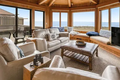 Image de Rejuvenating seaside home with balcony, wood fireplace, & community amenities