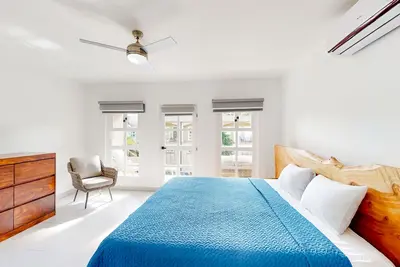 Image de Centrally located condo with full kitchen, Ac, W\/D, & on-site pool