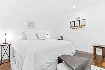 Image de Stylish, spacious & centrally located! Fully furnished, 2 bed + 2 bath + office!