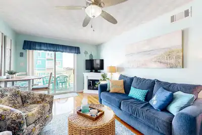 Image de Condo near the beach with pool, tennis, Bbq area, balcony, & fireplace
