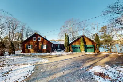Image de Riverfront retreat with a furnished deck, washer\/dryer & fast WiFi