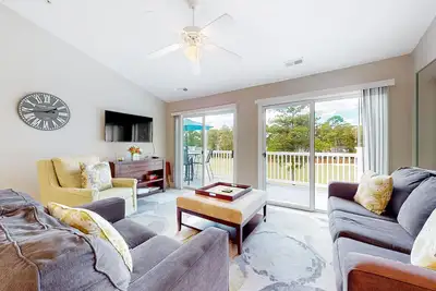 Image de Coastal condo with golf course views, on-site pools, gym, & balcony