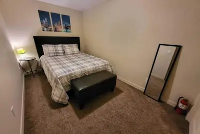 Image de Separate entrance, clean & quiet basement suite