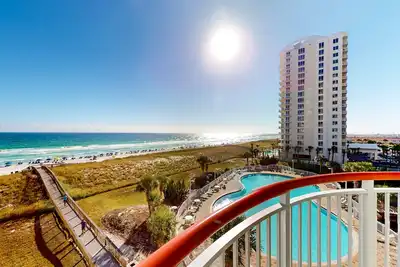 Image de Beachfront condo with balcony, beach & pool views, pool, tennis, gym, W/D, & Ac