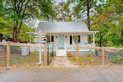 Image de Cozy private cottage on shared property with firepit & W/D - dog-friendly