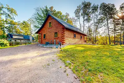 Image de Brand-new riverfront cabin with a open layout, gas grill, and W\/D - dog-friendly